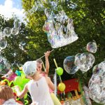 Kinder lassen Seifenblasen auf dem seifenblasenspielplatz in die Luft steigen